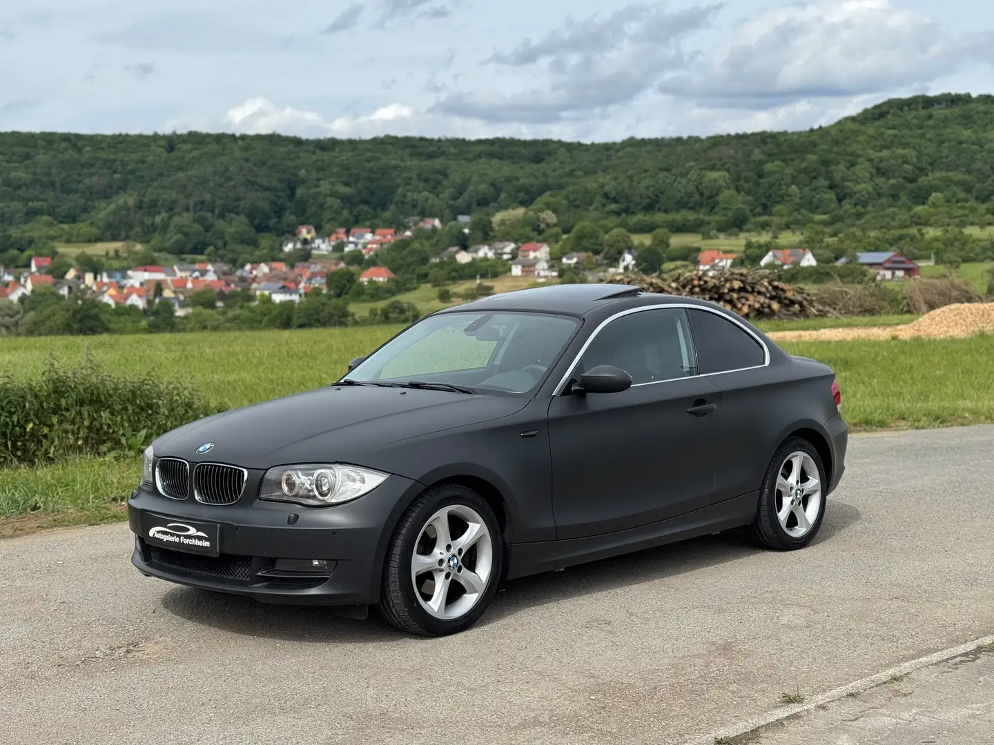 BMW 120 120d Aut. 2.Hd*Matt*Sportsitze*SHZ*PDC*TOP ZUSTAND Černá - 1