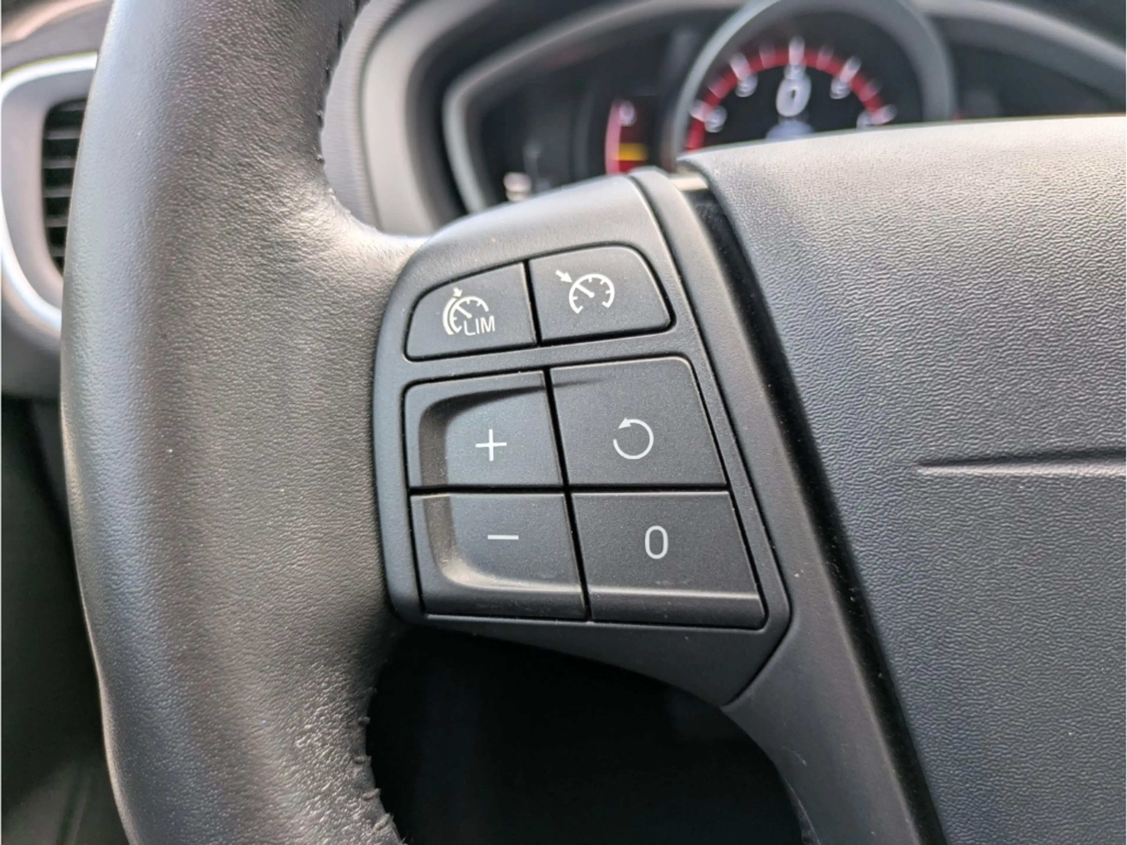 Volvo V40 You! T2 Navi Digitales Cockpit Soundsystem Sperrdi — photo 9
