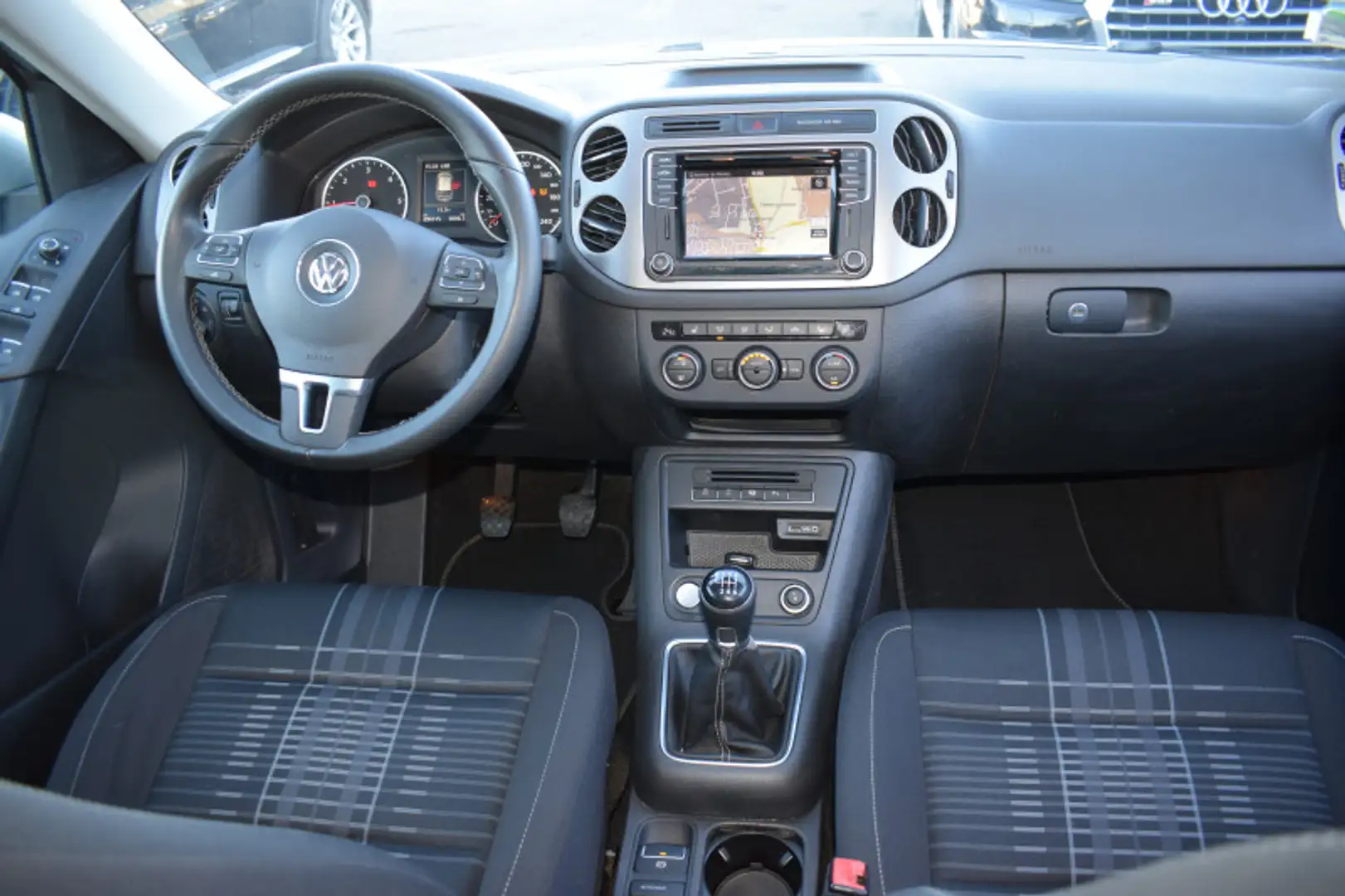 Volkswagen Tiguan 2.0 TDI 110CH BLUEMOTION TECHNOLOGY FAP LOUNGE Grijs - 2