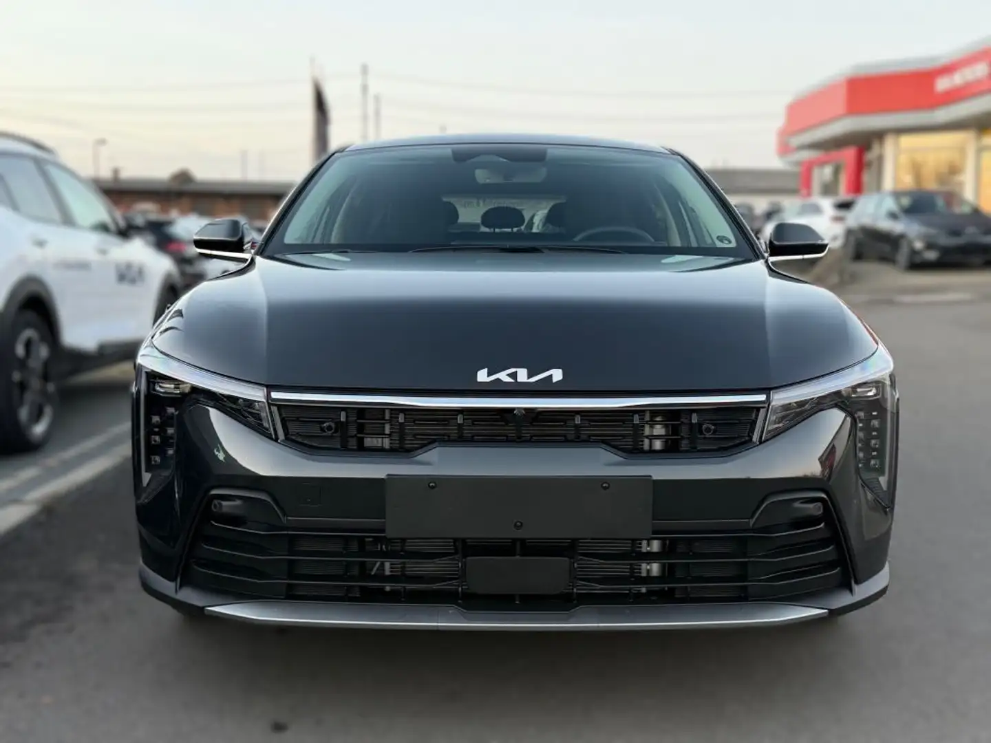 Kia K4 1.6 T-GDI DCT7 150 Spirit UVP 39.409 EUR Grau - 2