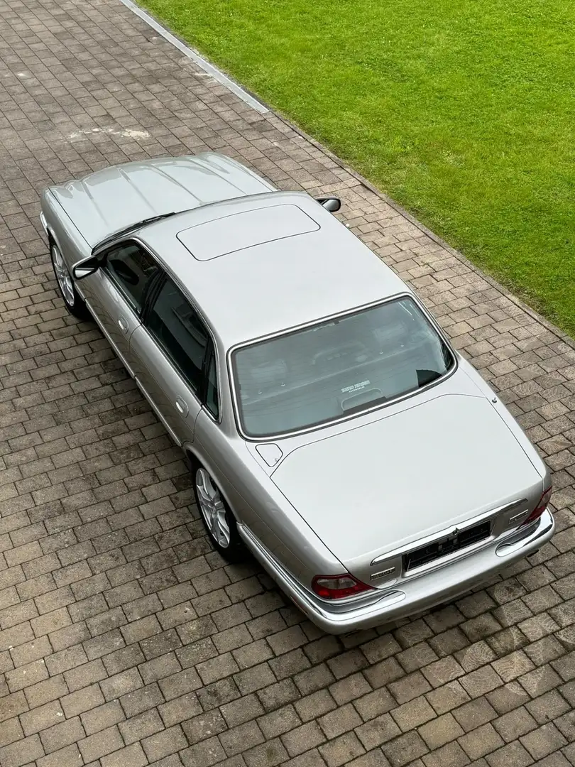 Jaguar XJ8 limuzine Silber - 2