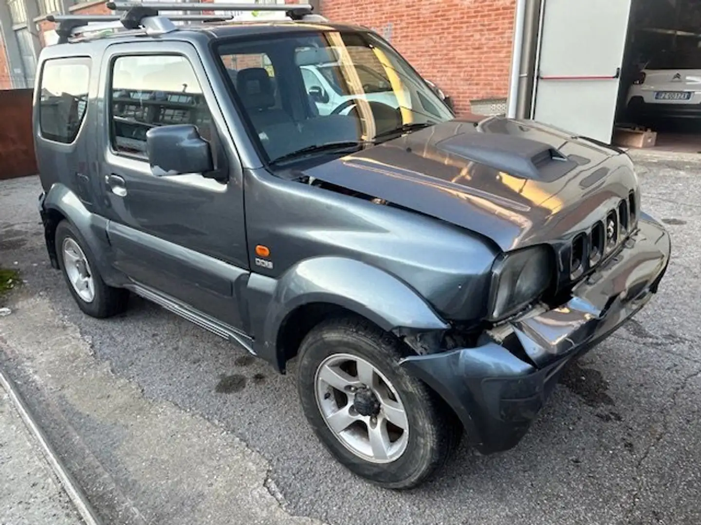 Suzuki Jimny DIESEL PELLE CERCHI IN LEGA INCIDENTATO VA IN MOTO Grau - 2