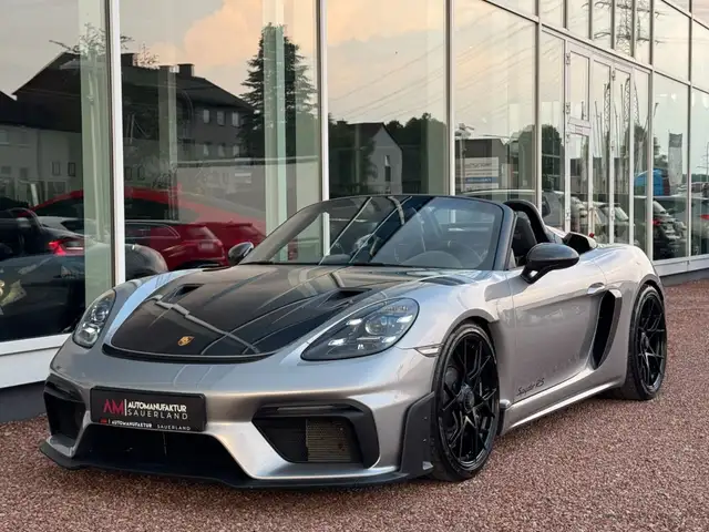 Porsche 718 Spyder view 3