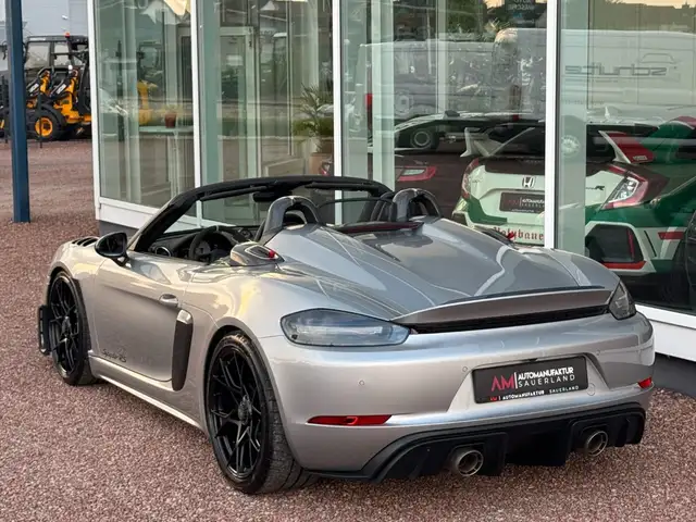Porsche 718 Spyder view 10