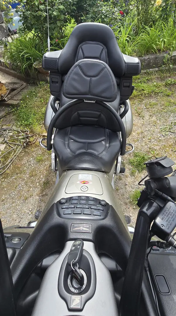 Honda Gold Wing GL 1800 Zlatá - 2