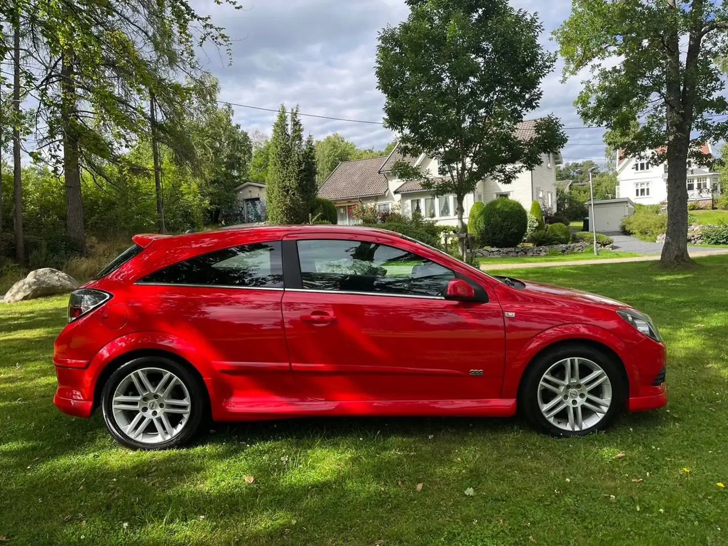 Opel Astra GTC+1.4i+Sport Rouge - 1