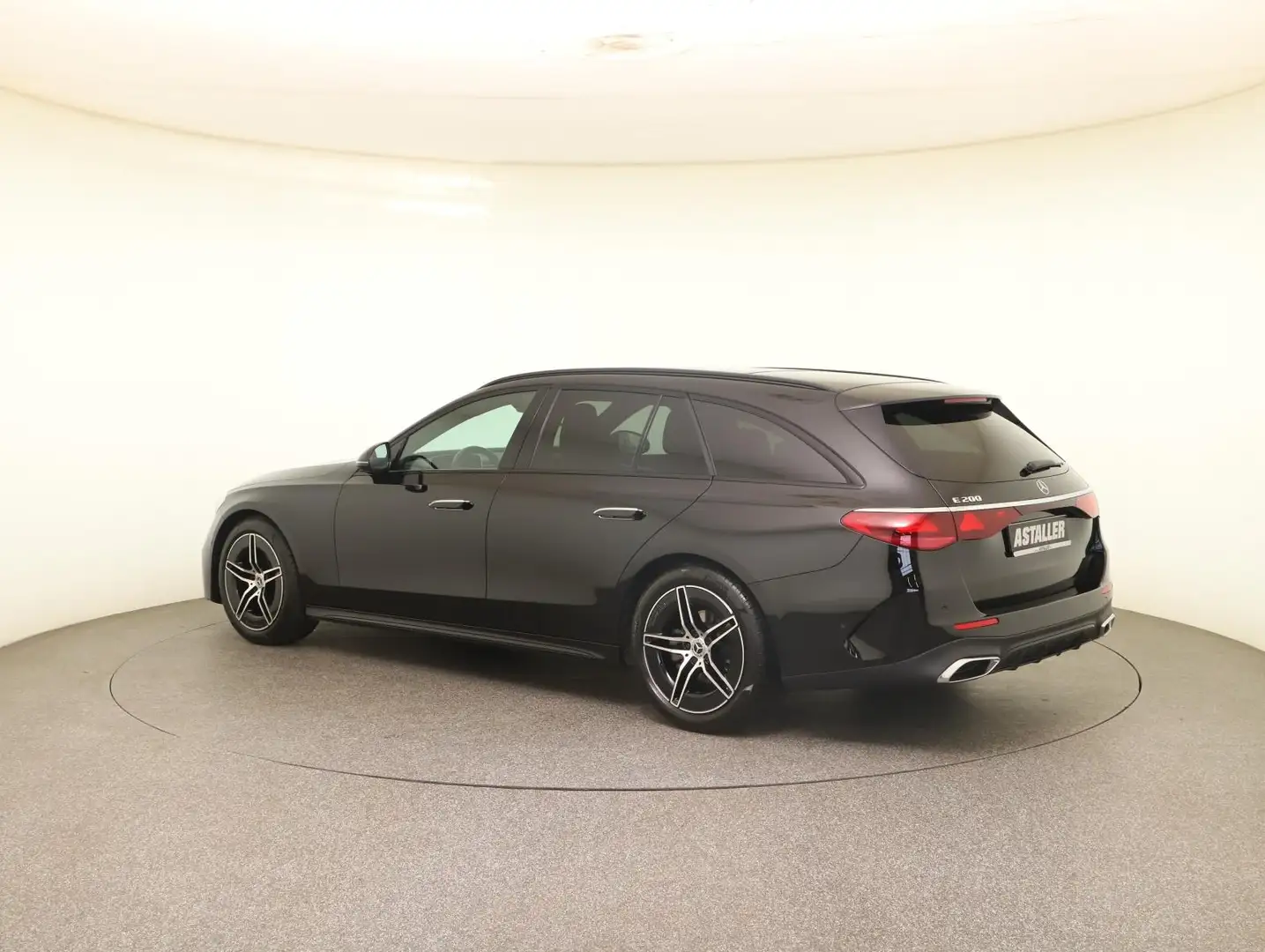 Mercedes-Benz E 200 T AMG Line 2x Night+AHK+Distr+LED+WiPa+19" Negro - 2