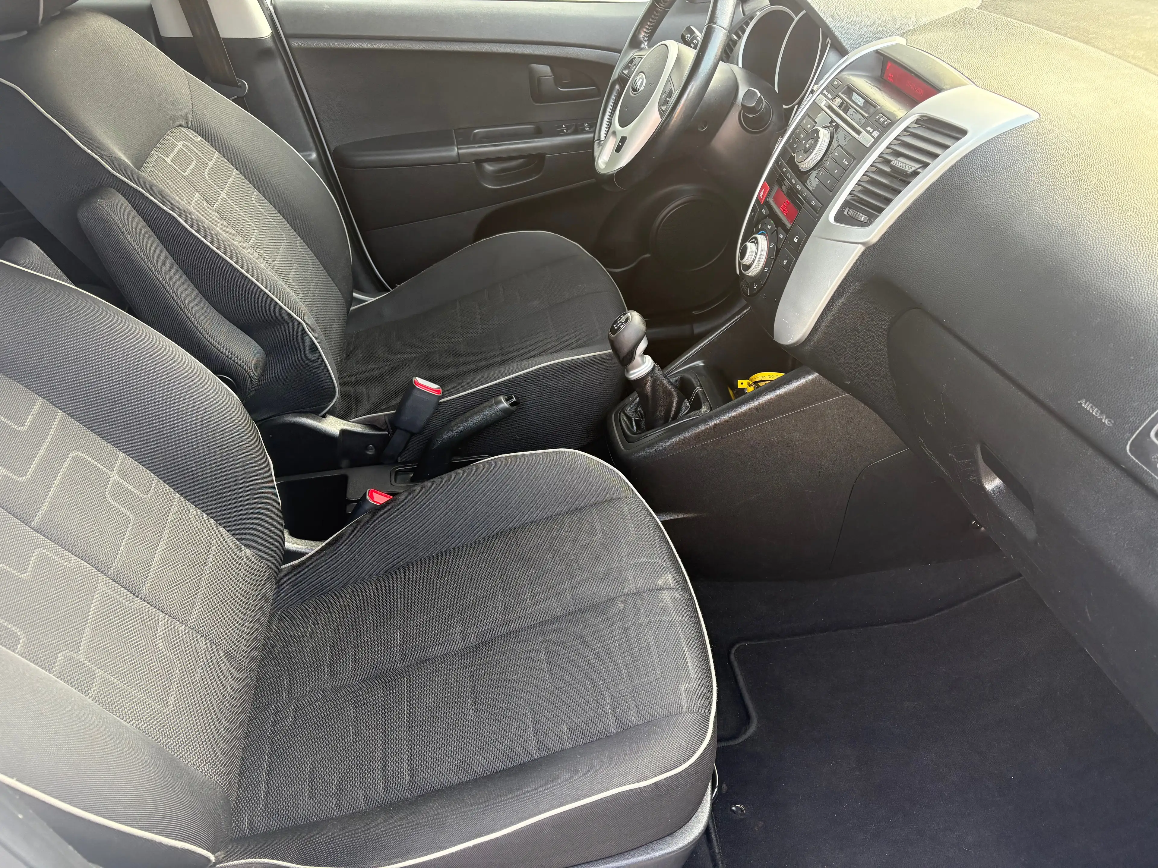 Kia Venga 1.4 , Sitzheizung, USB, AUX, HU/AU neu — photo 12