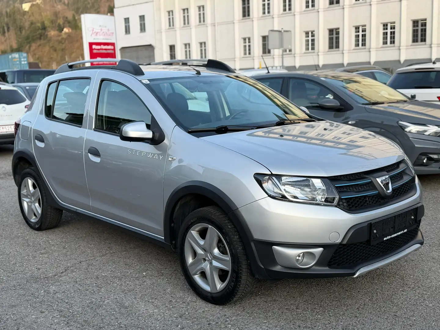 Dacia Sandero Stepway Prestige NUR 81.000 KM TÜV NEU NAVI Silber - 1