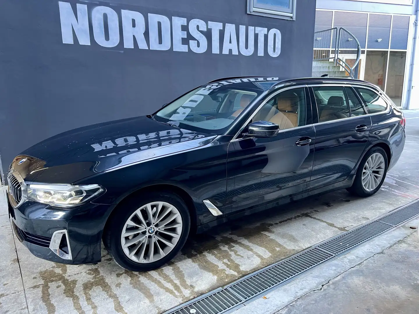 BMW 520 XD Touring Mhev 48V XDrive (4X4) Luxury AUT. NAZ. Zwart - 1