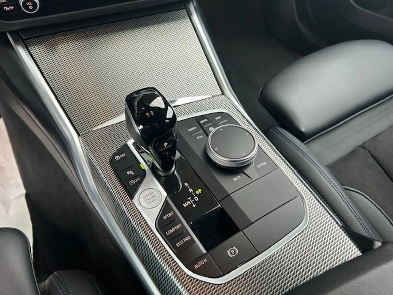 BMW 318 iA Touring M Sport / GPS + / Carplay / LED / Trekhaak / 18" / Black Pack 9