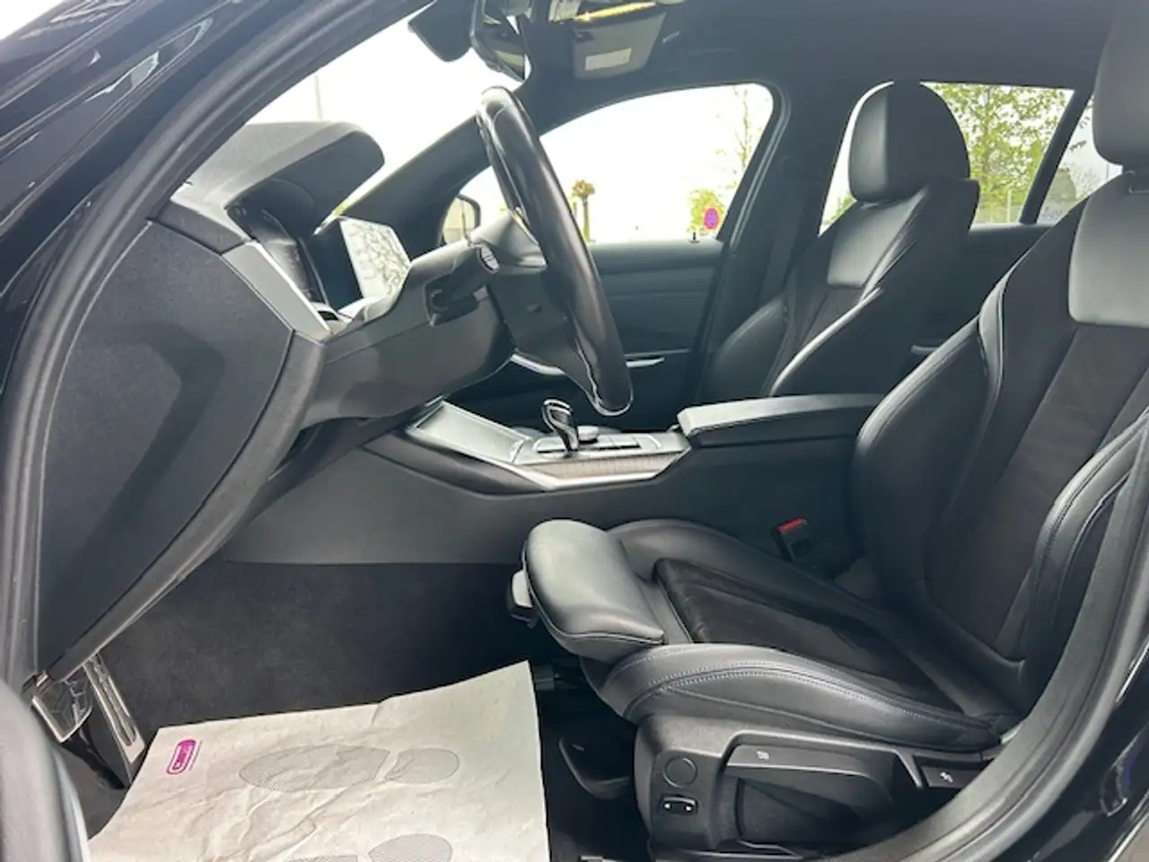 BMW 318 iA Touring M Sport / GPS + / Carplay / LED / Trekhaak / 18" / Black Pack 16