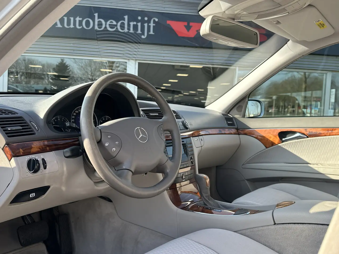 Mercedes-Benz E 240 Elegance | Youngtimer | 6 cilinder | Zeer mooi! Grijs - 2