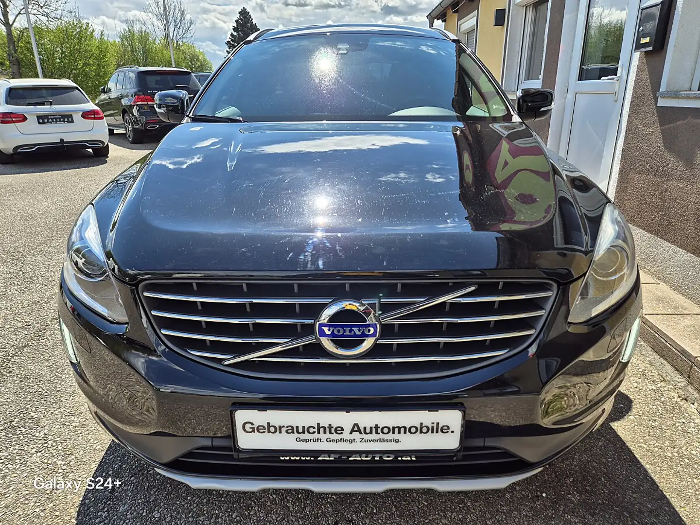 Volvo XC60 D4 Momentum AWD Geartronic I Aut. I LED I Leder Schwarz - 2