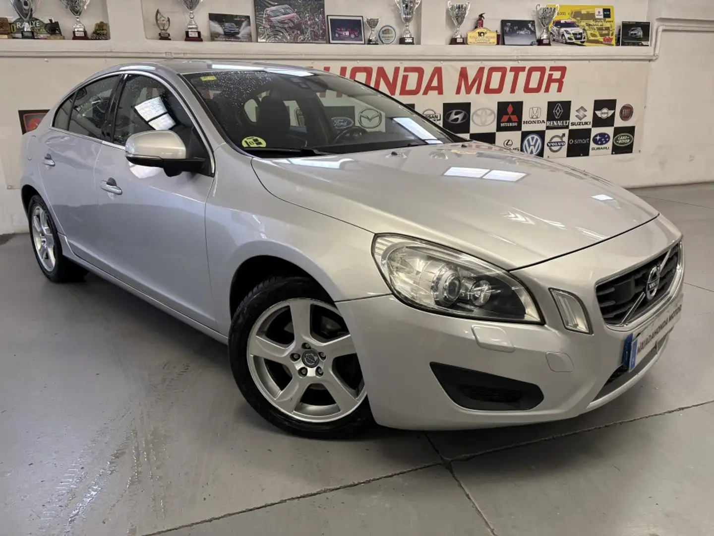 Volvo S60 D3 Momentum Aut. Plateado - 2