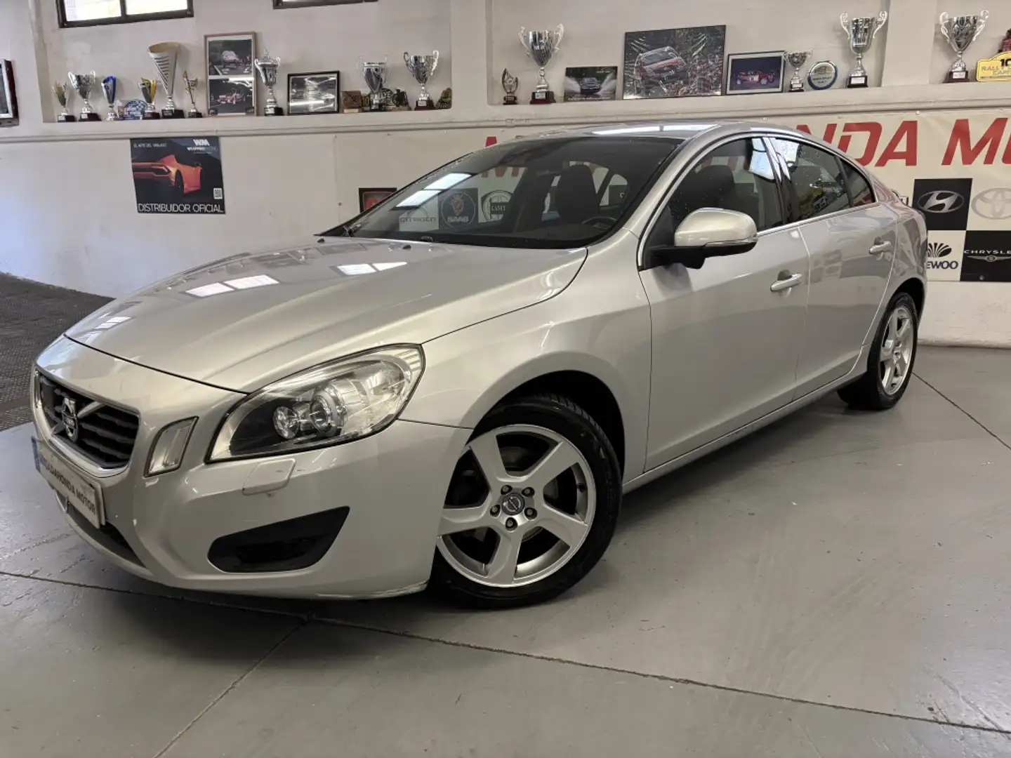 Volvo S60 D3 Momentum Aut. Plateado - 1