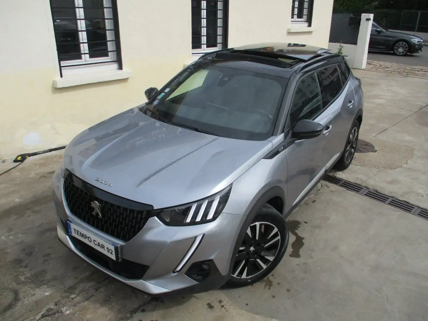 Peugeot 2008 PureTech 155 SetS EAT8 GT Grau - 2