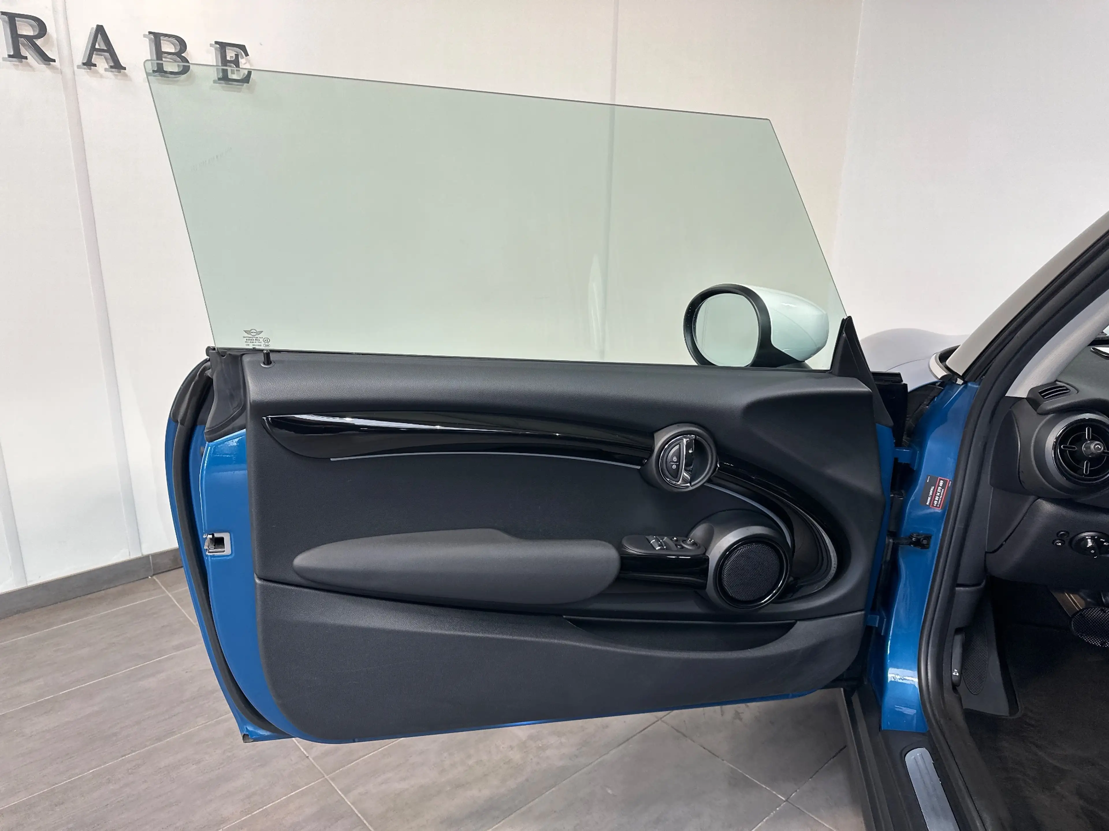 MINI Cooper SE Classic Trim NAV+LED+SHZ+KEYLESS+CARPLAY+DIGDISP — photo 6