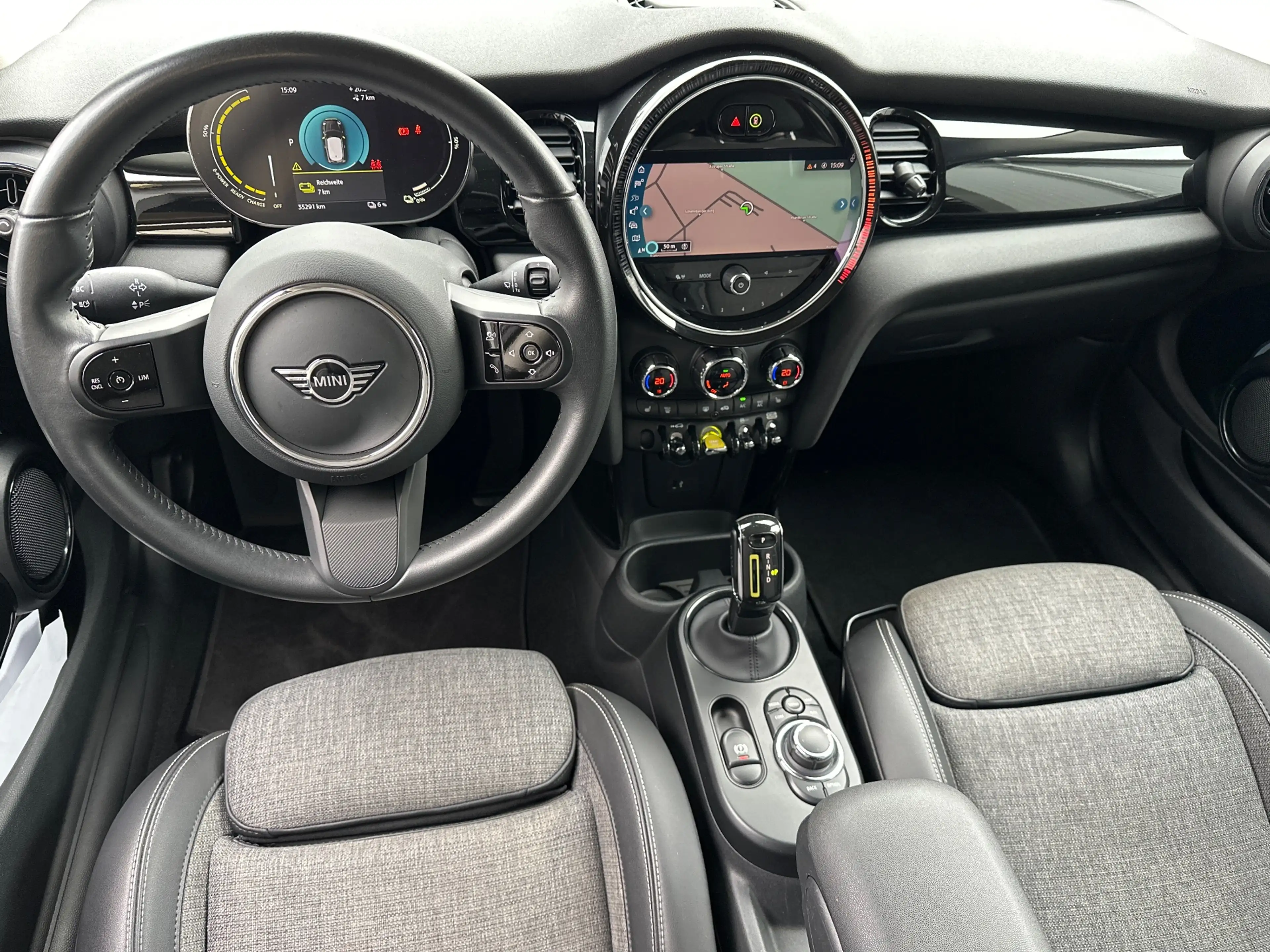 MINI Cooper SE Classic Trim NAV+LED+SHZ+KEYLESS+CARPLAY+DIGDISP — photo 12