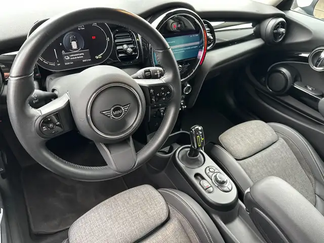 Mini Hatch view 9
