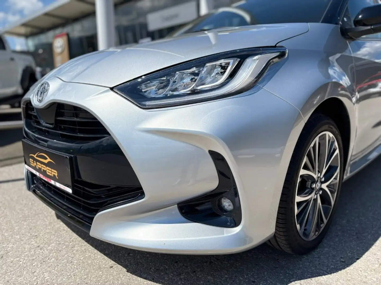 Toyota Yaris 1,5 VVT-i Hybrid Style Silber - 2