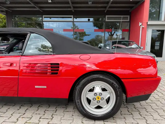 Ferrari Mondial view 3