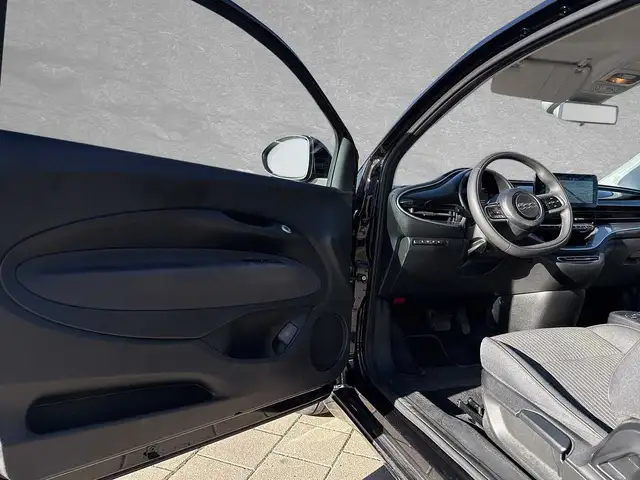 Fiat 500E view 5