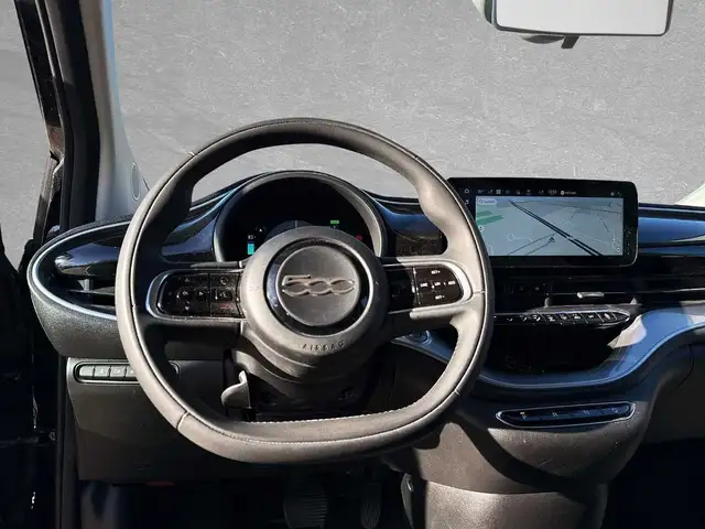 Fiat 500E view 11