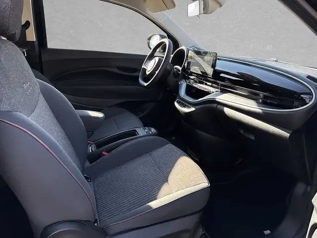 Fiat 500E view 8