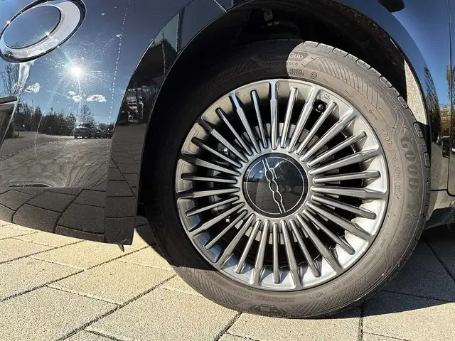 Fiat 500E view 9