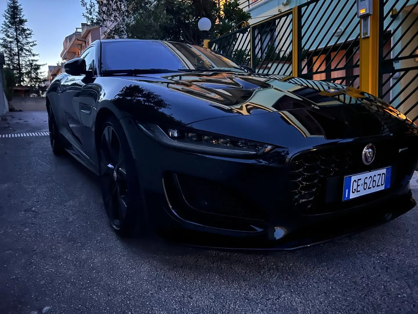 Jaguar F-Type Coupe 2.0 i4 R-Dynamic Black rwd 300cv auto MATRIX Nero - 2