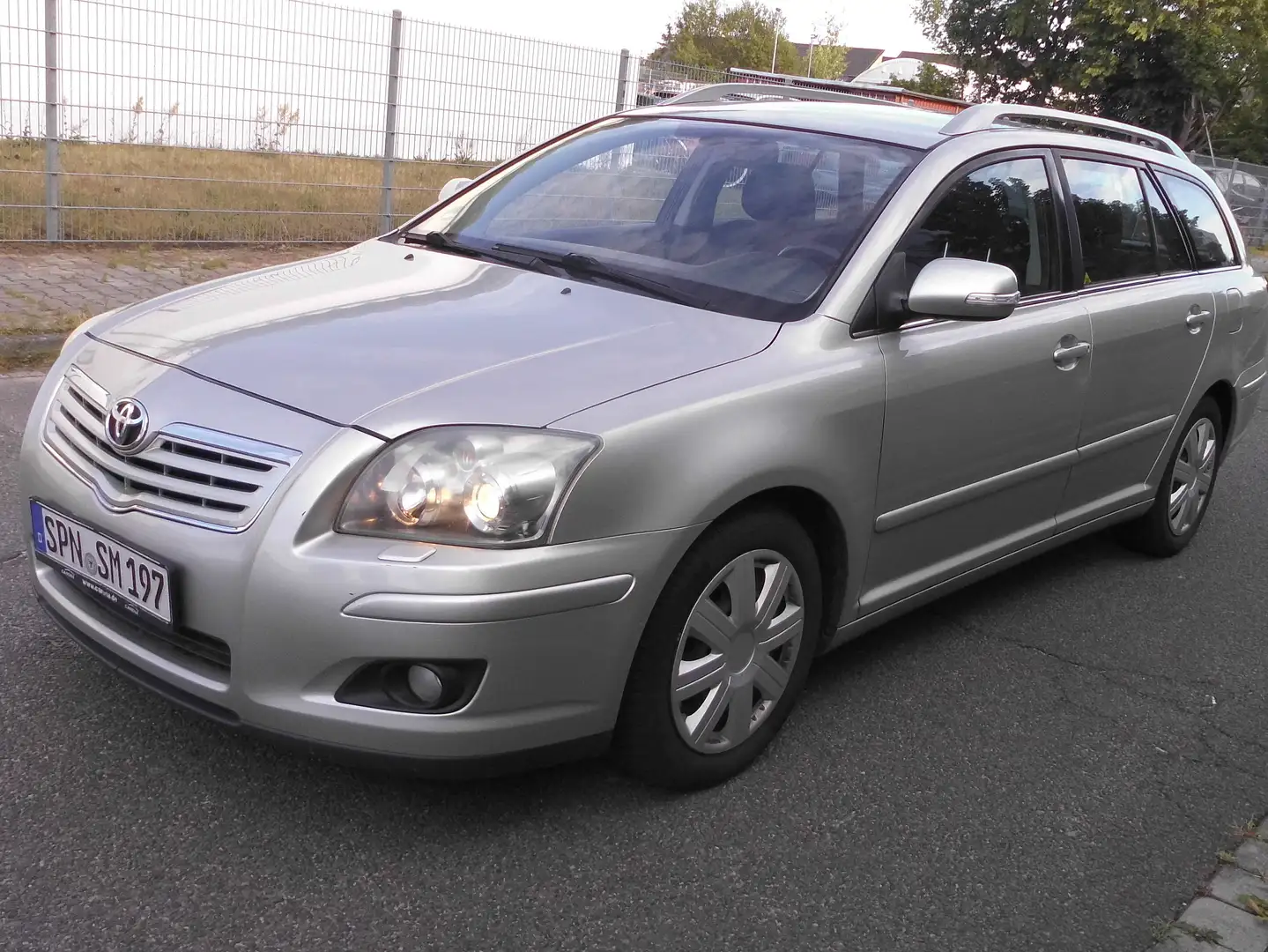 Toyota Avensis 1.8 VVT-i Combi Edition, 1 Hand,NAVI ,KLIMATRONIC Gris - 2