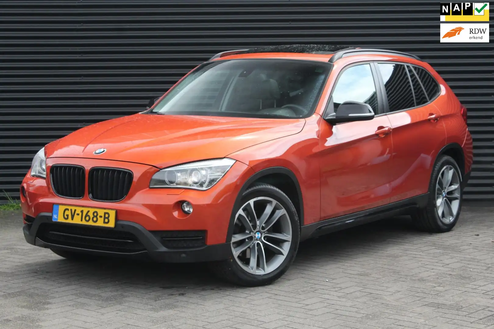 BMW X1 XDrive28i Business+ | Pano | Leder | Camera | Vol Oranje - 1