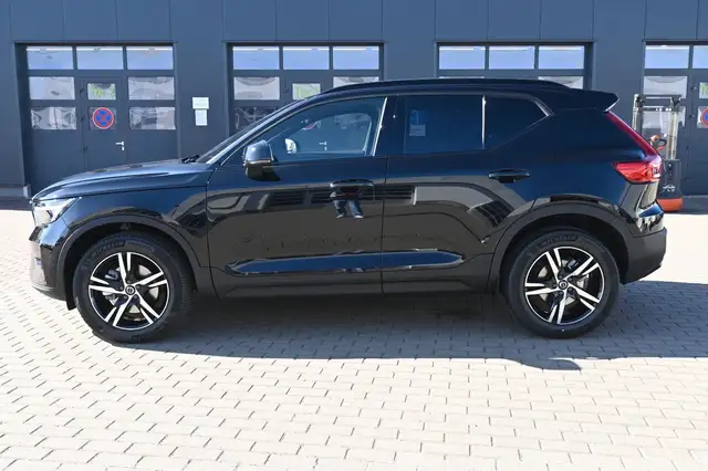 Volvo XC40 view 3