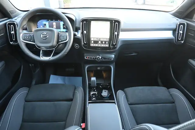 Volvo XC40 view 19