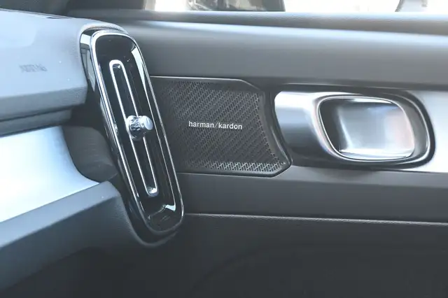 Volvo XC40 view 27