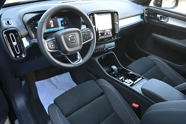 Volvo XC40 view 12