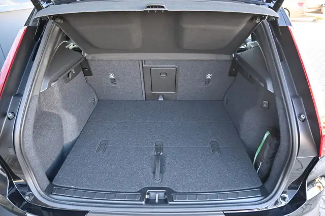Volvo XC40 view 16