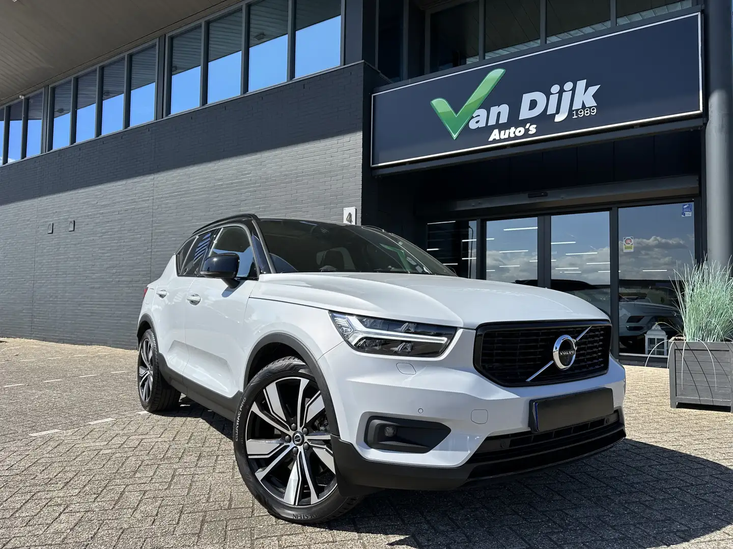 Volvo XC40 1.5 T5 Recharge R-Design Argent - 1