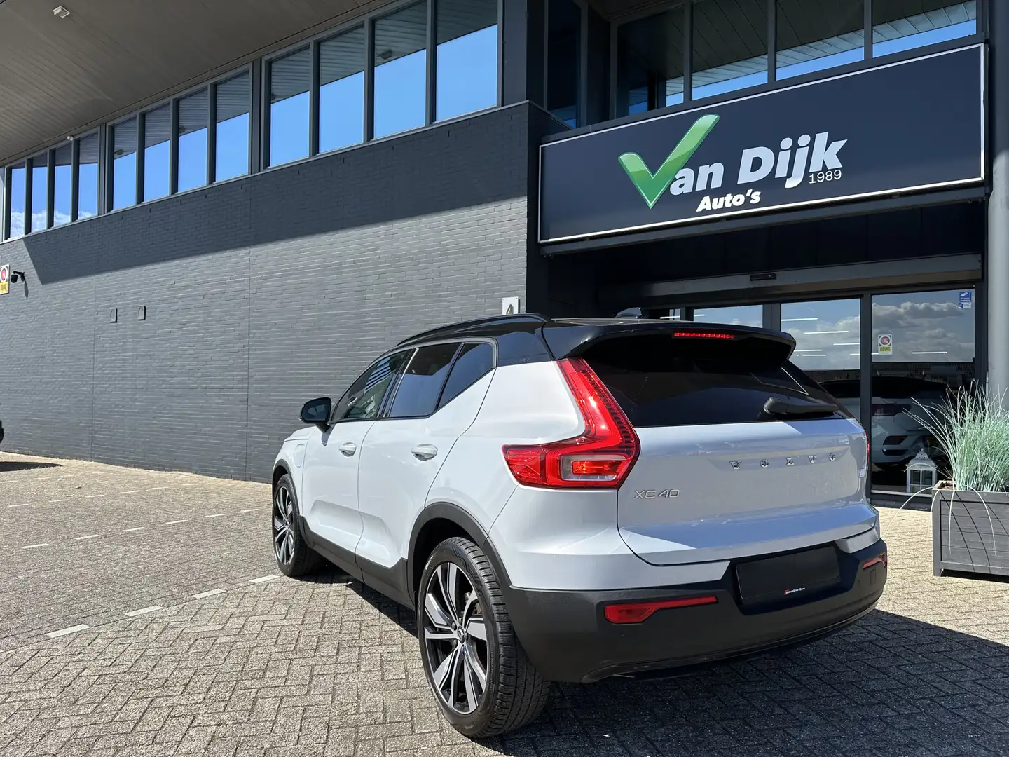 Volvo XC40 1.5 T5 Recharge R-Design Argent - 2