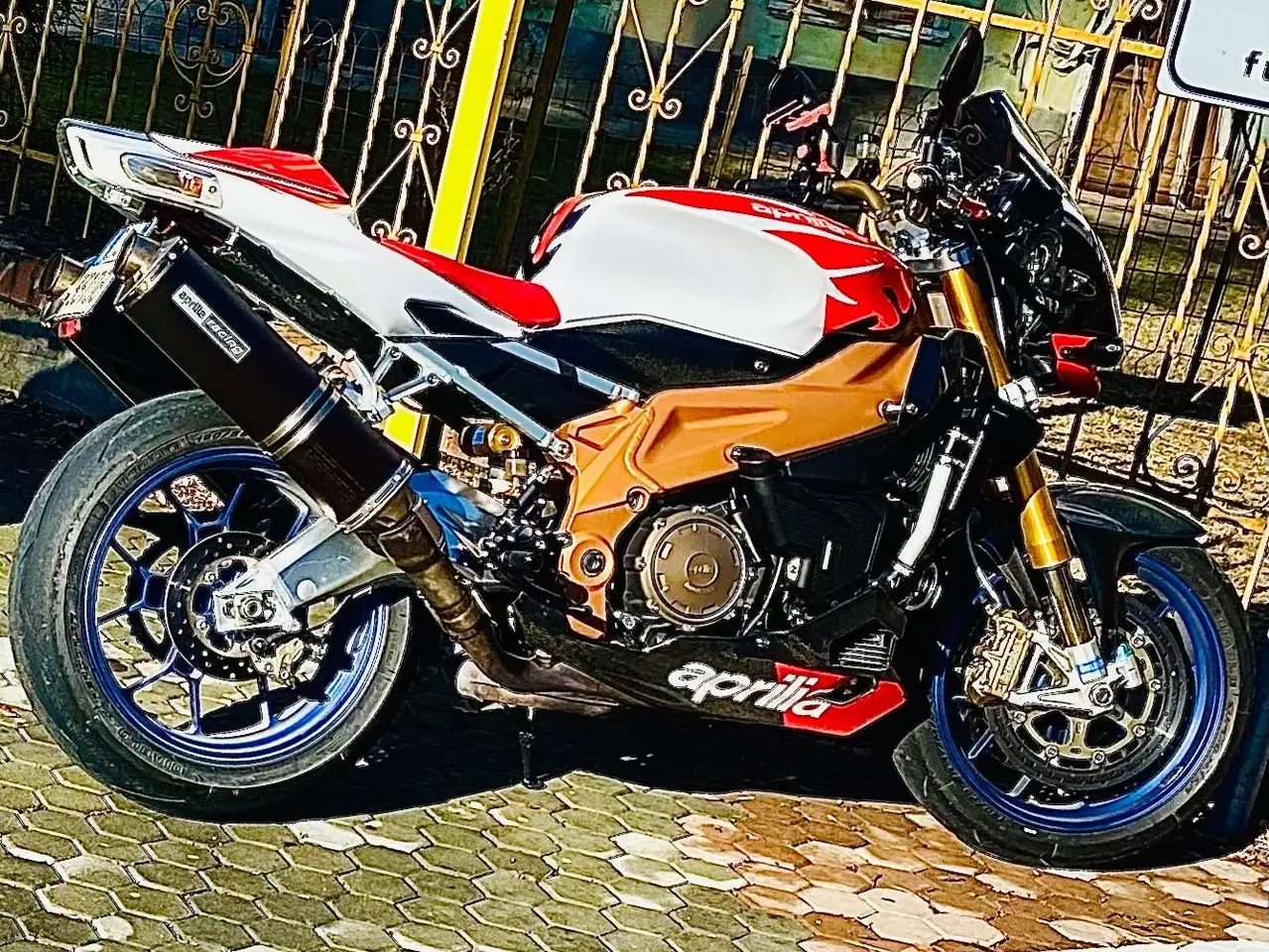 Aprilia RSV 1000 Tuono