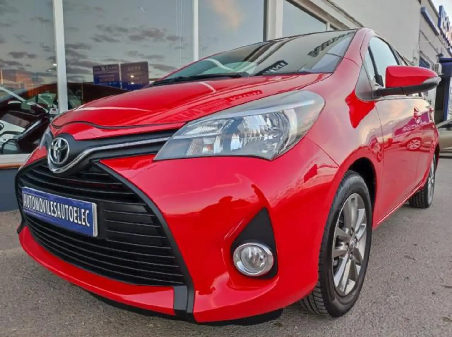 Toyota Yaris 1.0 5p. Cool Rojo - 1