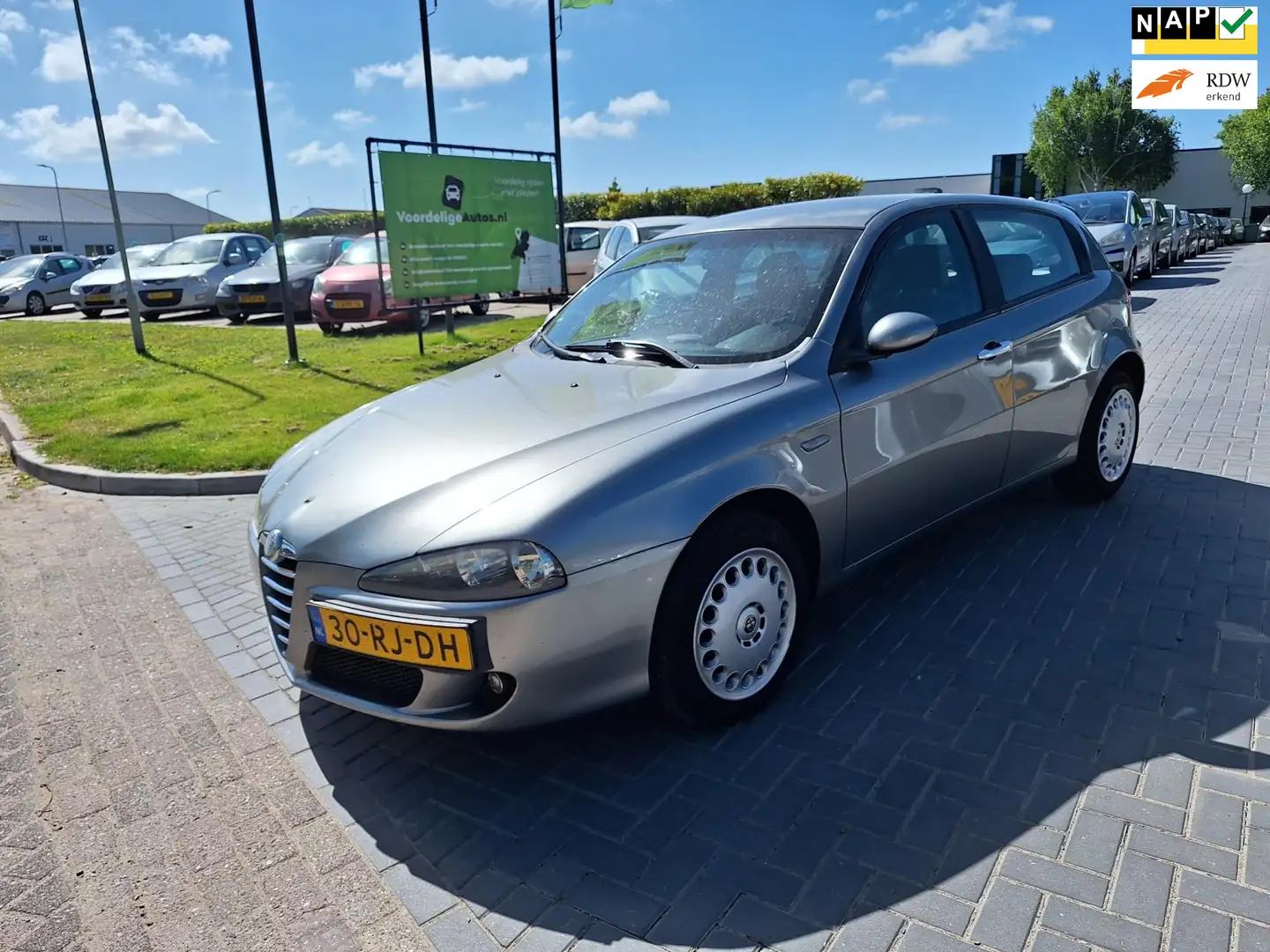 Alfa Romeo 147 1.6 T.Spark Distinctive / APK januari 2026 Grijs - 1