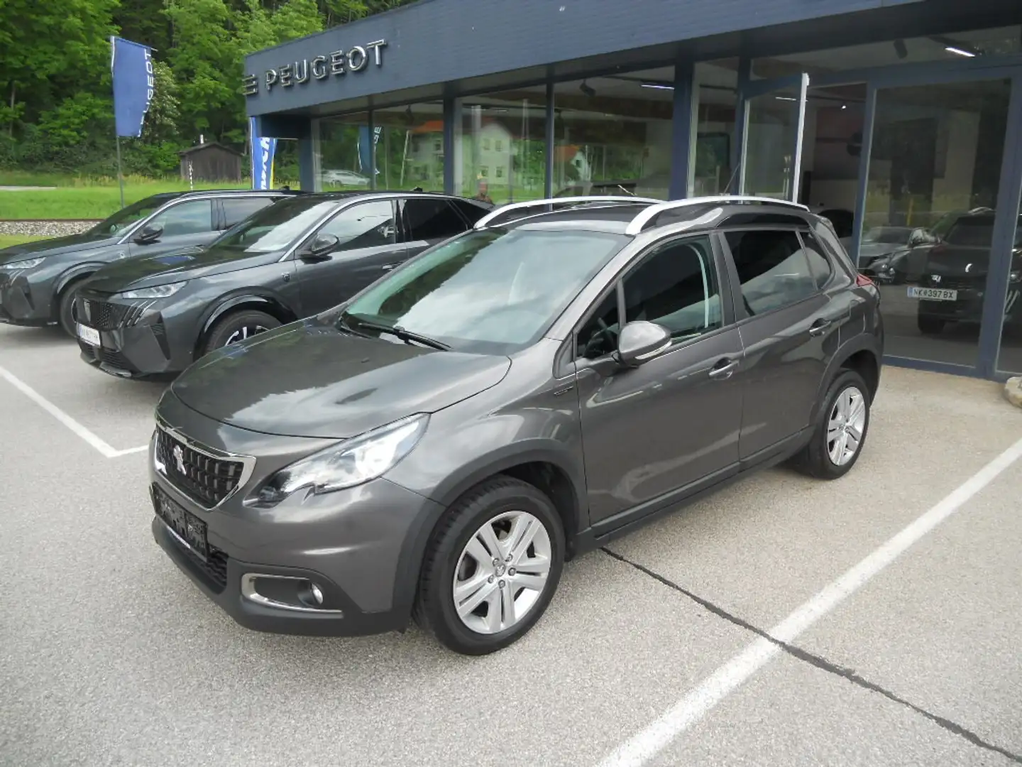 Peugeot 2008 1,5 BlueHDi 100 Signature S&S Grau - 1