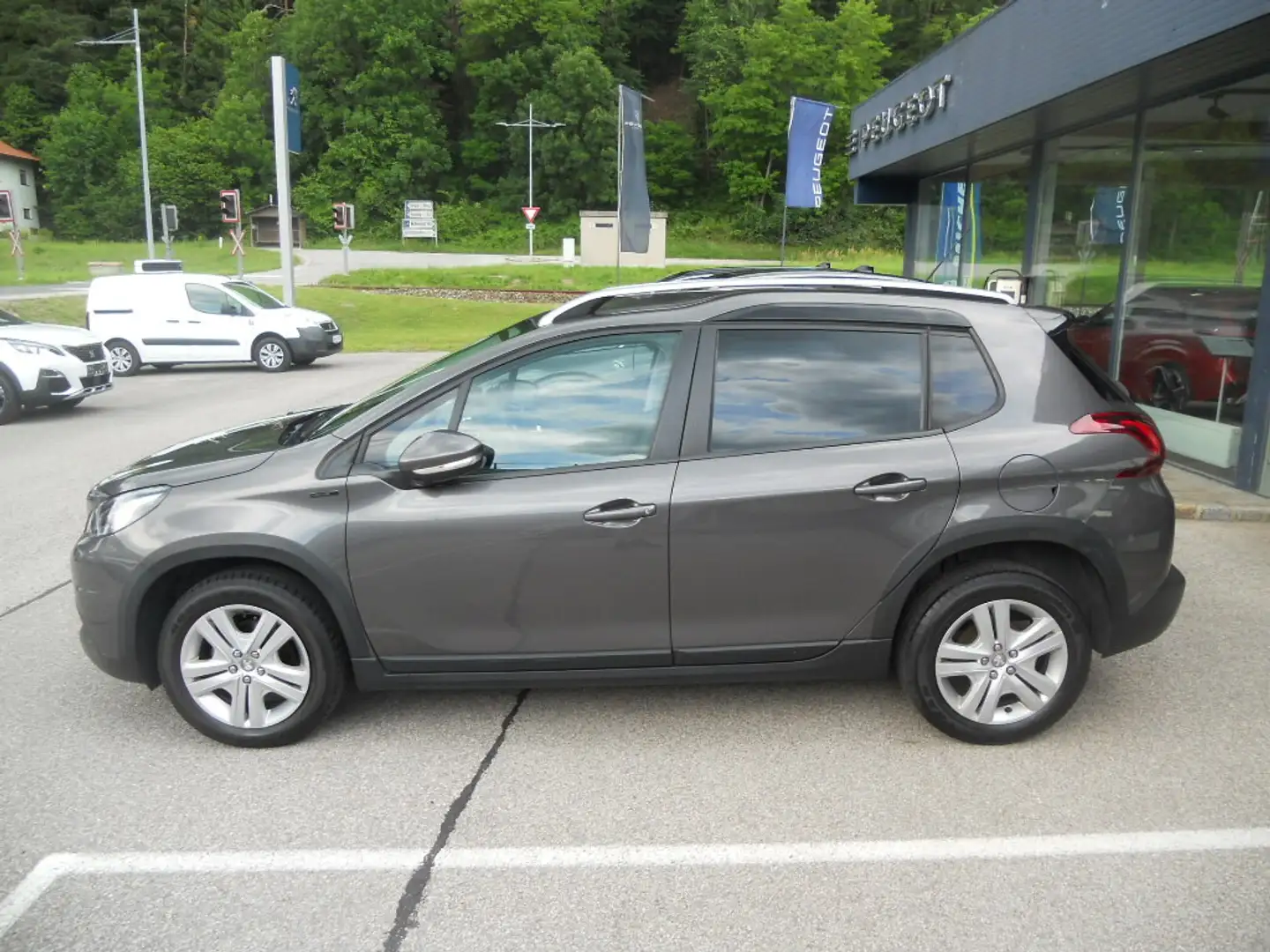 Peugeot 2008 1,5 BlueHDi 100 Signature S&S Grau - 2