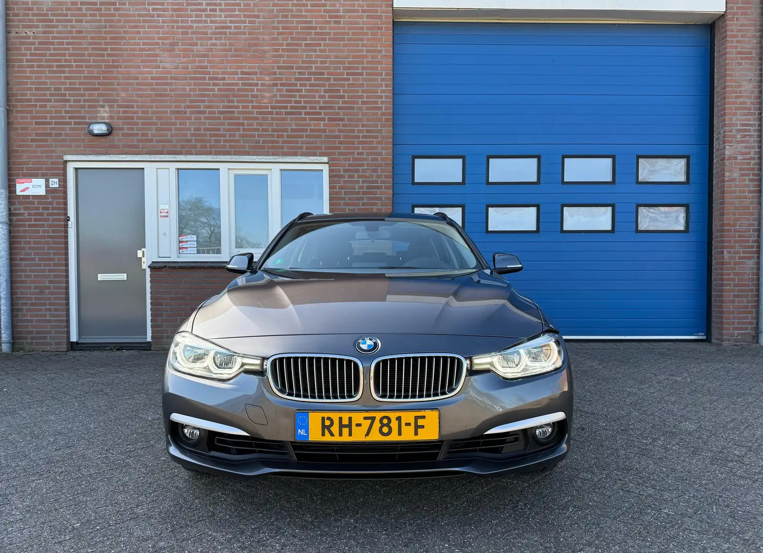 BMW 318 BMW 3-serie 318i | Pano | Navi | HUD | Led | Grijs - 2