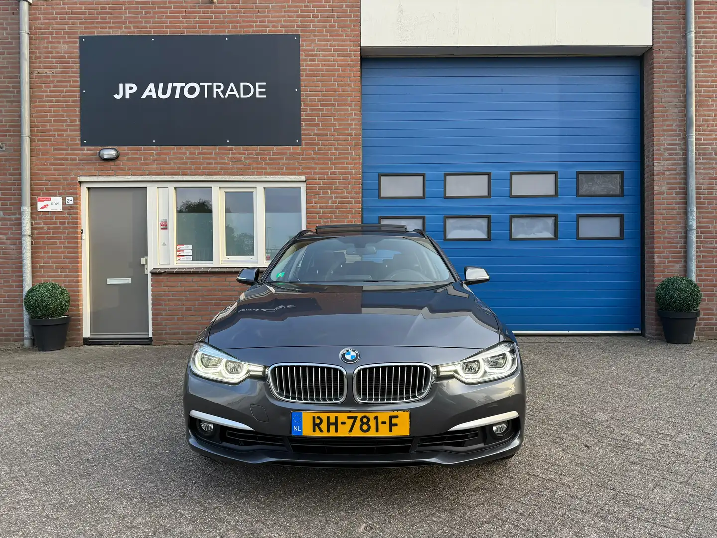 BMW 318 BMW 3-serie 318i | Pano | Navi | HUD | Led | Grijs - 2