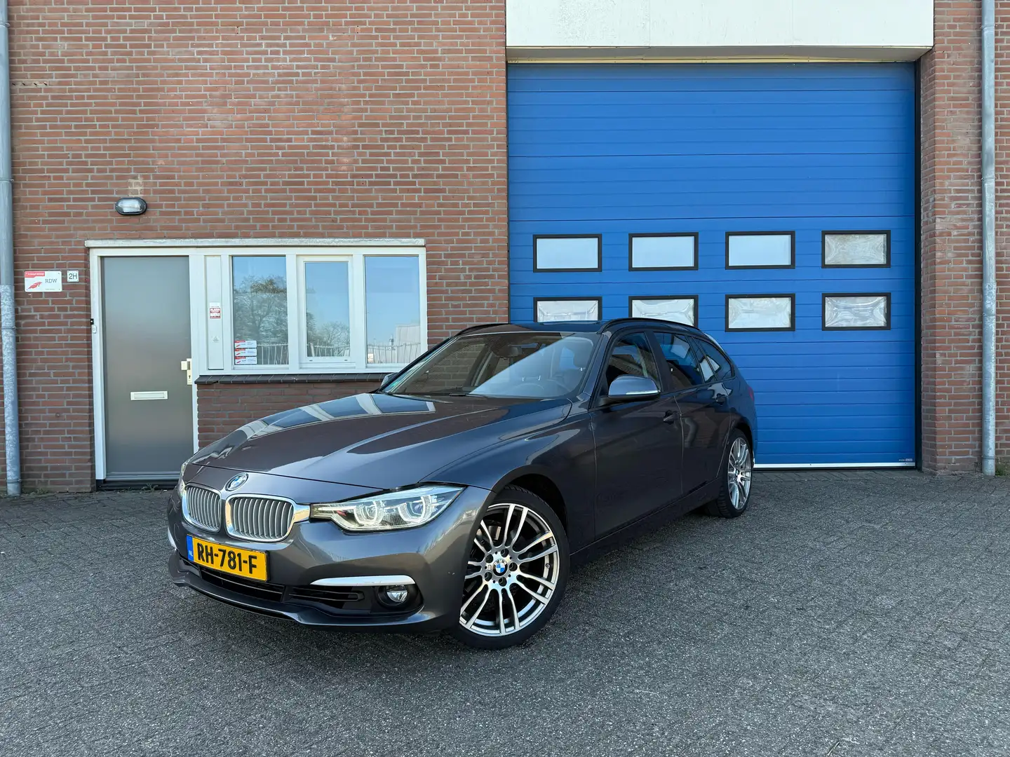 BMW 318 BMW 3-serie 318i | Pano | Navi | HUD | Led | Grijs - 1