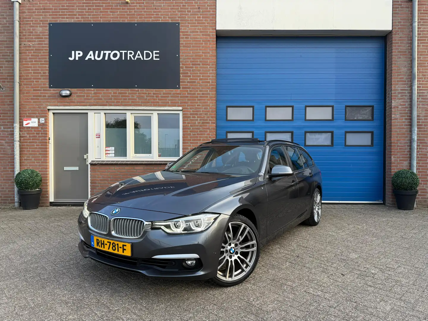 BMW 318 BMW 3-serie 318i | Pano | Navi | HUD | Led | Grijs - 1