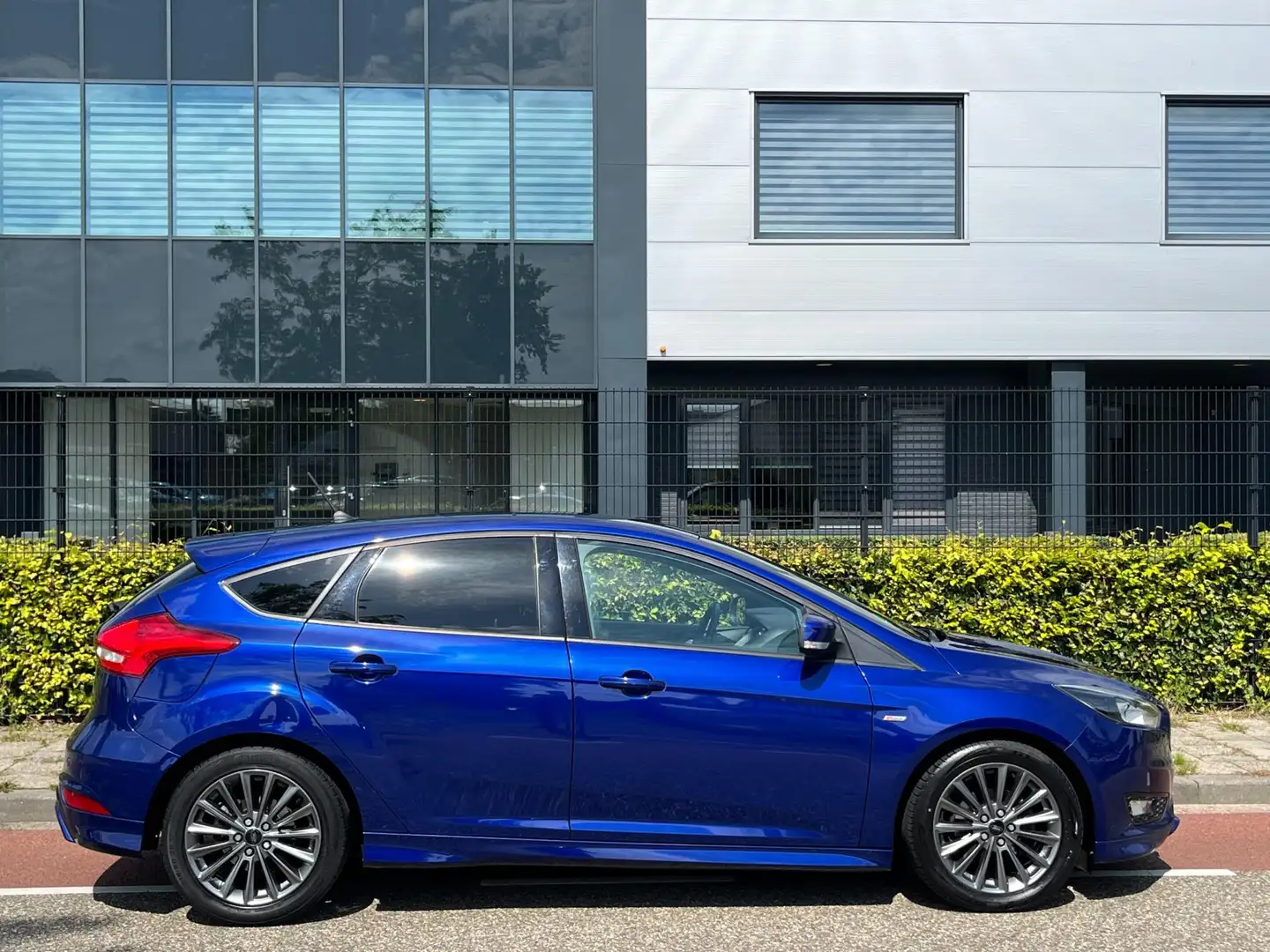 Ford Focus 1.0 ST-Line Airco Cruise control Navigatie Achteru Blauw - 2